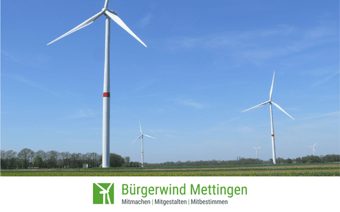 Vier Windkraftanlagen stehen in einem Feld unter blauem Himmel. Darunter das Logo von Bürgerwind Mettingen.