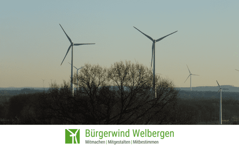 Windräder auf einem grünen Feld im Hintergrund, mit einem Baum im Vordergrund und einem Logo unten.