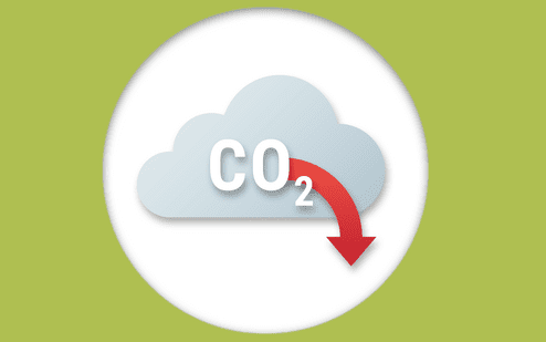 Grafik eines Wolkensymbols mit der Aufschrift "CO₂" und einem roten Pfeil, der nach unten zeigt, auf grünem Hintergrund.